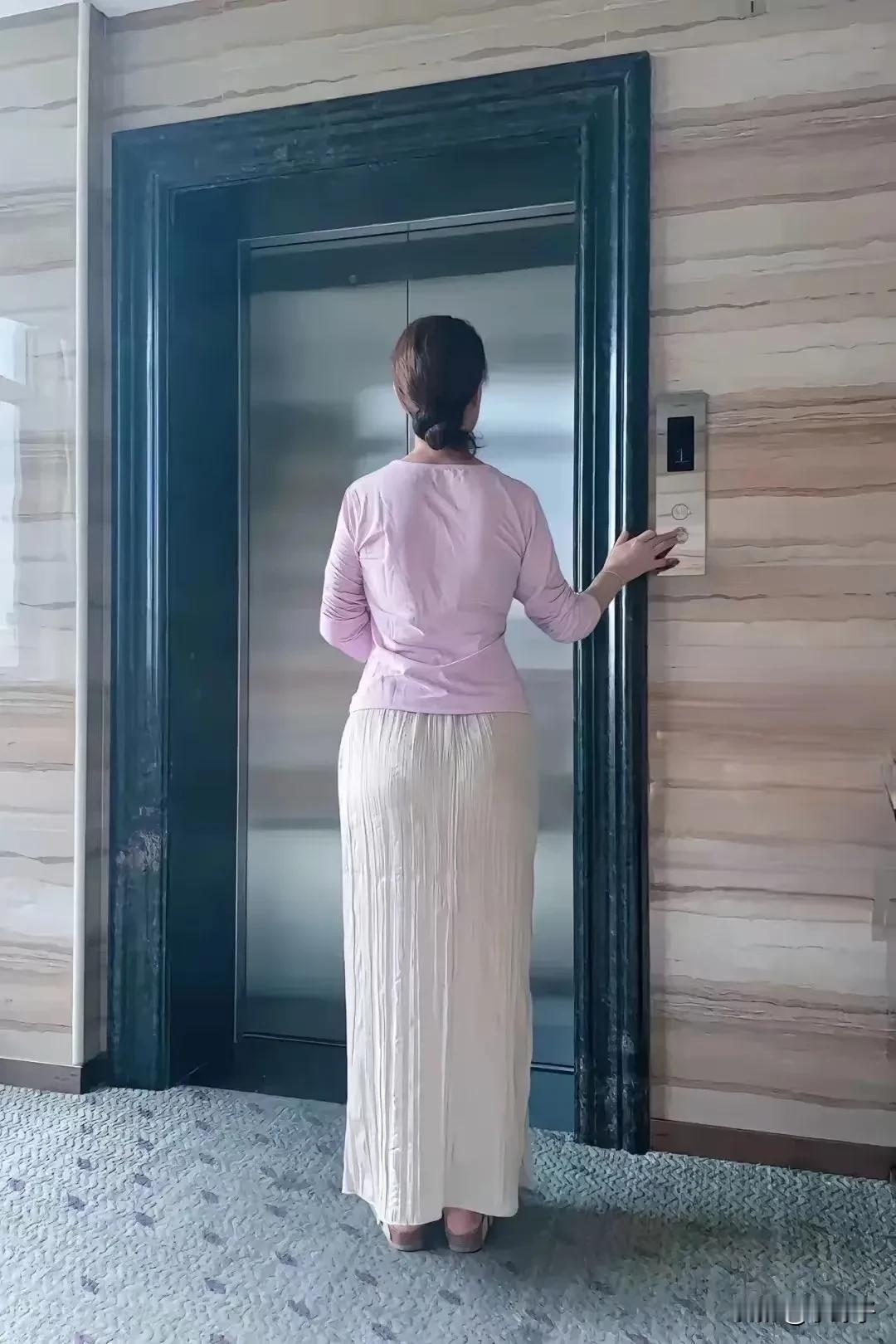 这种高层电梯太烦了，每次上去一趟要等好几分钟，早晚高峰都排不上队