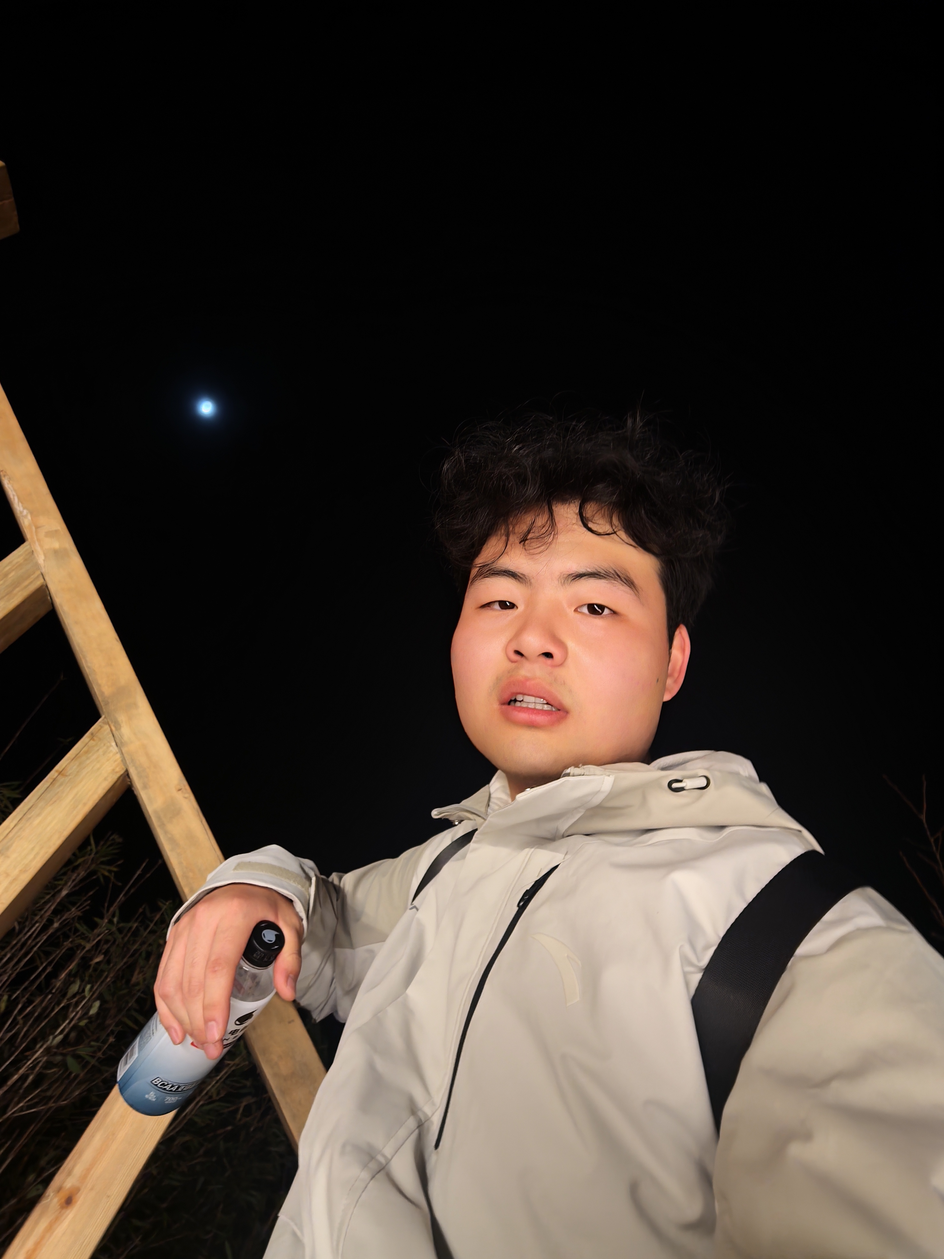 天完全黑了，我还没爬上山顶……用努比亚Z80 Ultra的拍照键，对着自己随手按