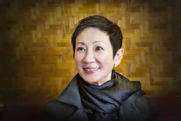 单论五官，施南生不属于传统浓颜美女，却长了一副极有记忆点的清瘦骨相：下颌线条干净