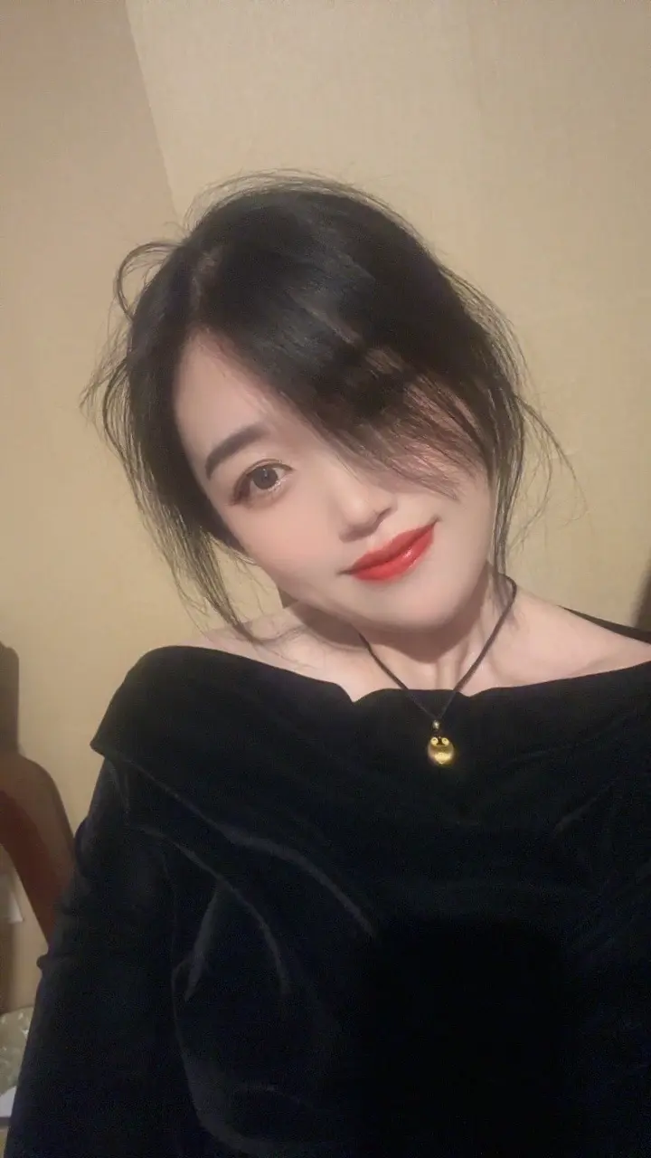 “她总是笑嘻嘻的 像个小太阳可她难过的时候 连盏灯都没有”