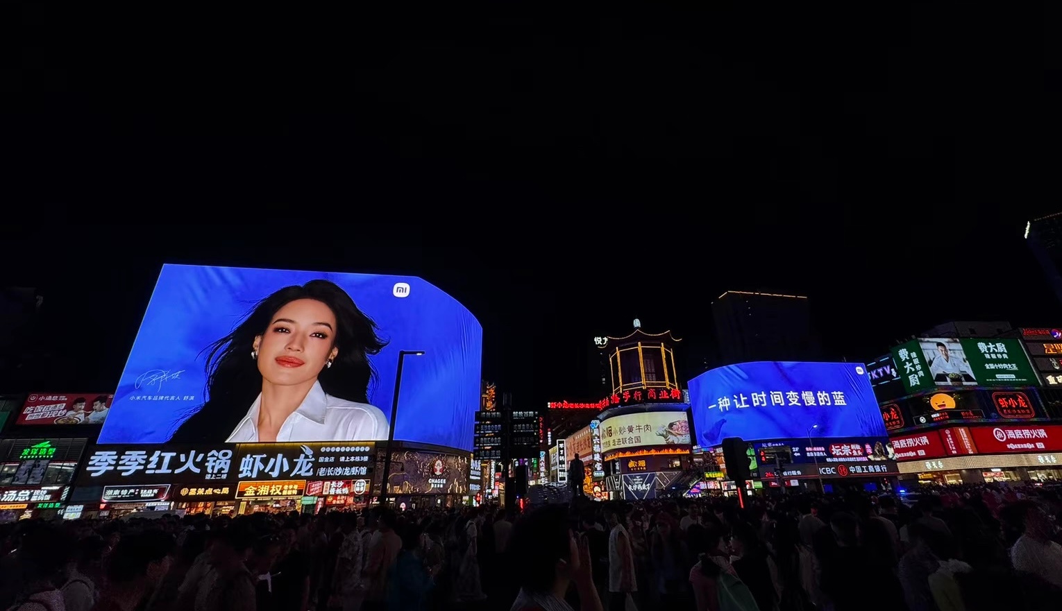什么叫广告？这才叫广告小米汽车的这个广告给人第一感觉就是很清爽，愿意多看几眼，看
