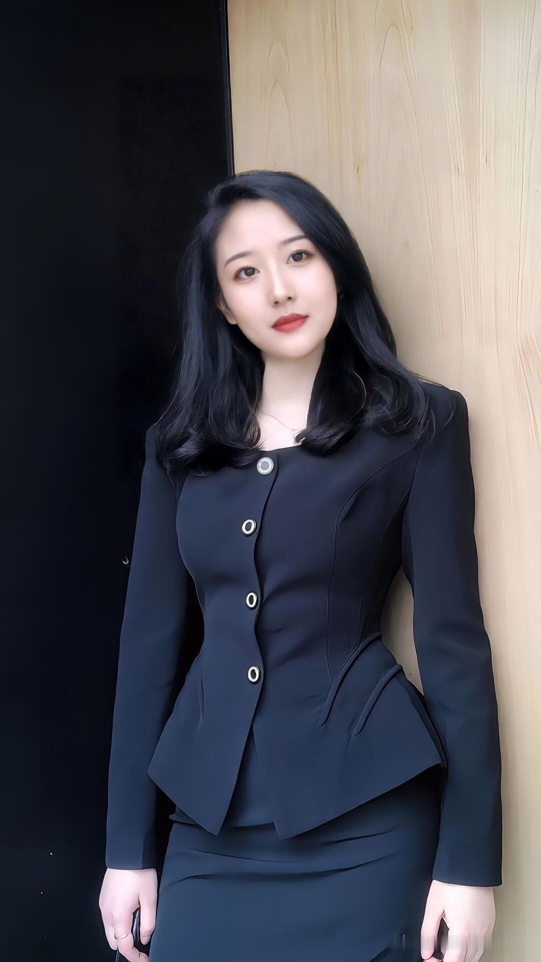 《历经风雨，方知人生不易，愿每个清晨都有希望🌧️➡️🌤️》

谁不是一边崩溃