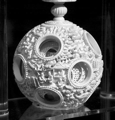 1915年，在巴拿马万国博览会上，日本制造的鬼工球比中国的鬼工球多出一层，眼看，