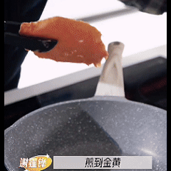 谢霆锋说创新不能忘本一饭封神从前觉得他手握麦克风最耀眼，如今拿起锅铲，掌控烟火人