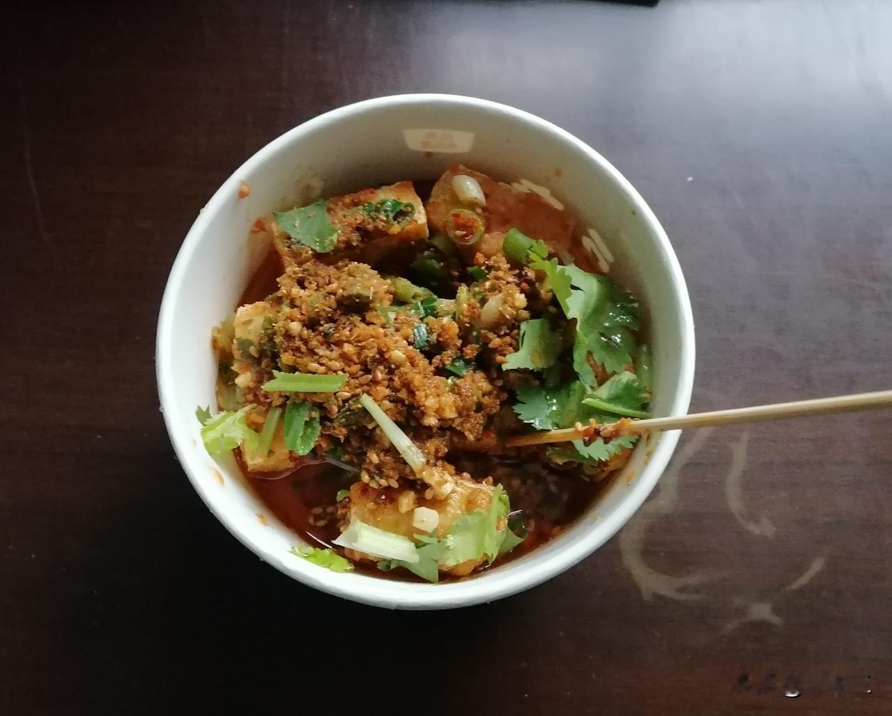 刚才，突然想吃臭豆腐，我就从家里出来，溜溜哒哒的往街里走。

正好，今天我还没有