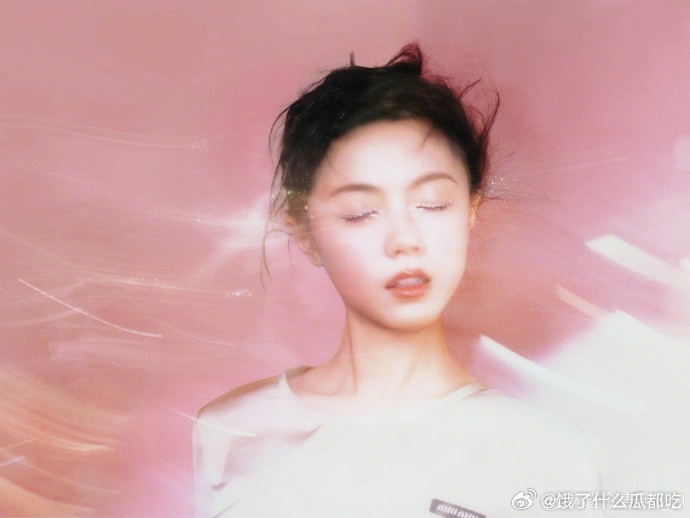 赵今麦短发完全炸毛小狗[期待]这个侧颜简直神来的，建模级别[点赞]蓬松的炸毛发，