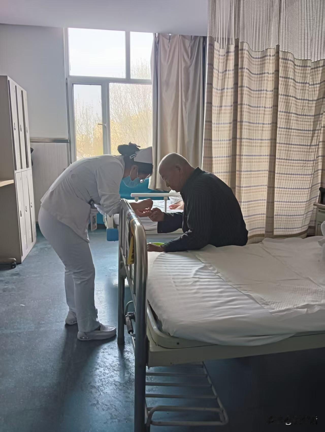 绽放在大同同煤总医院泌尿科的最美护士
在国药同煤总医院的病房里，有一位穿梭在病床