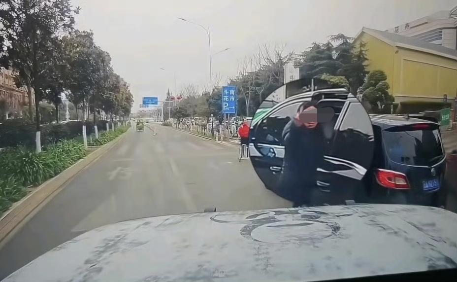 女子违停还竖中指？昆明女司机当场被后车撞飞，评论区一边倒，都说不同情。

昆明斗