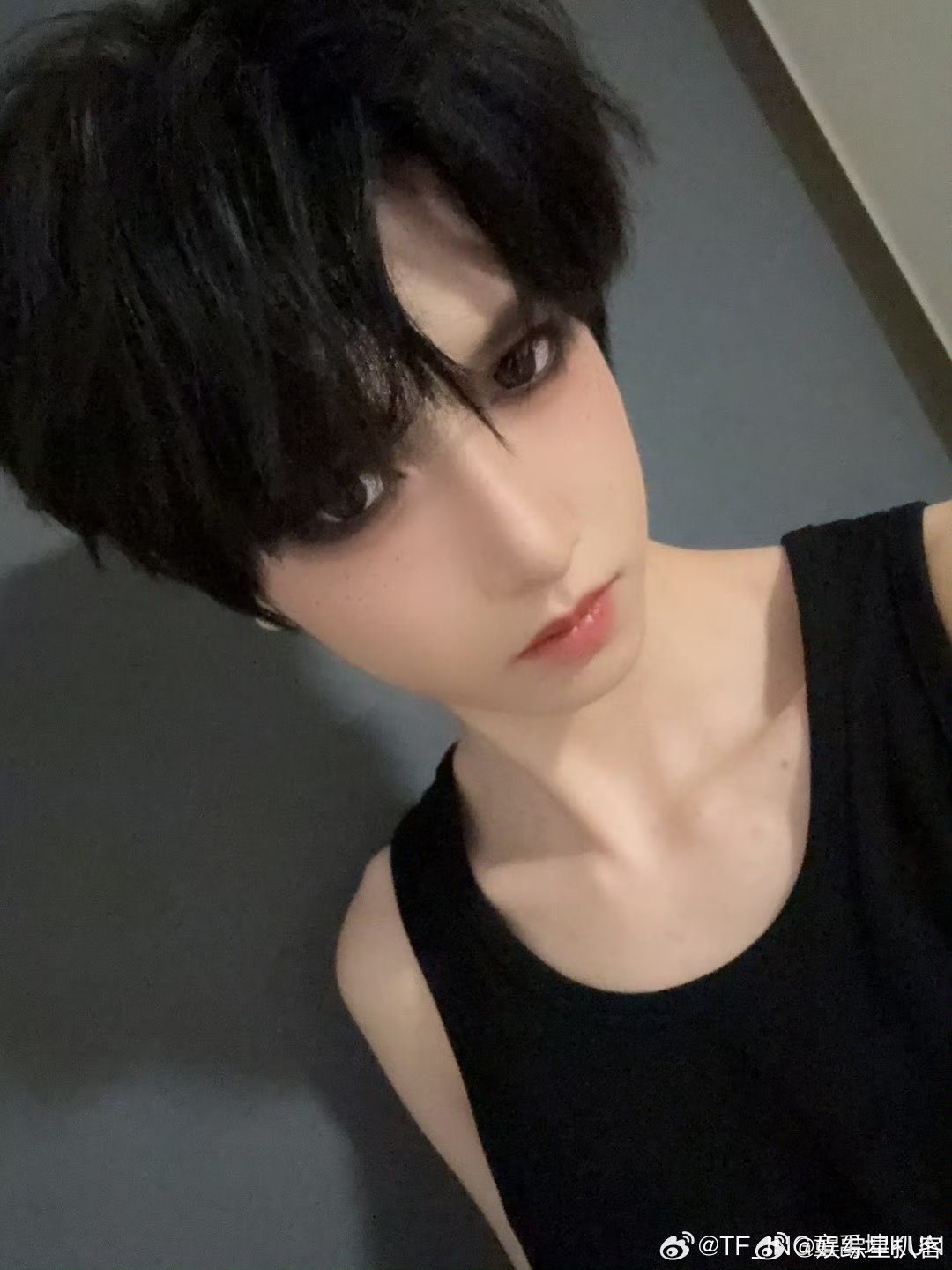 童禹坤给粉丝行王子礼 童禹坤微博之夜内场给粉丝行王子礼，仪式感拉满，被这浪漫瞬间