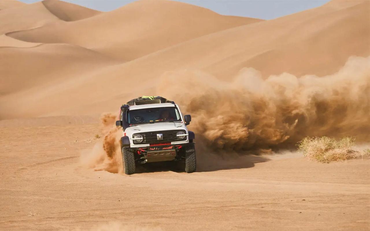 这就是英雄间的惺惺相惜。
近日，于东来在乌兰布和沙漠越野时夸赞长城汽车董事长魏建