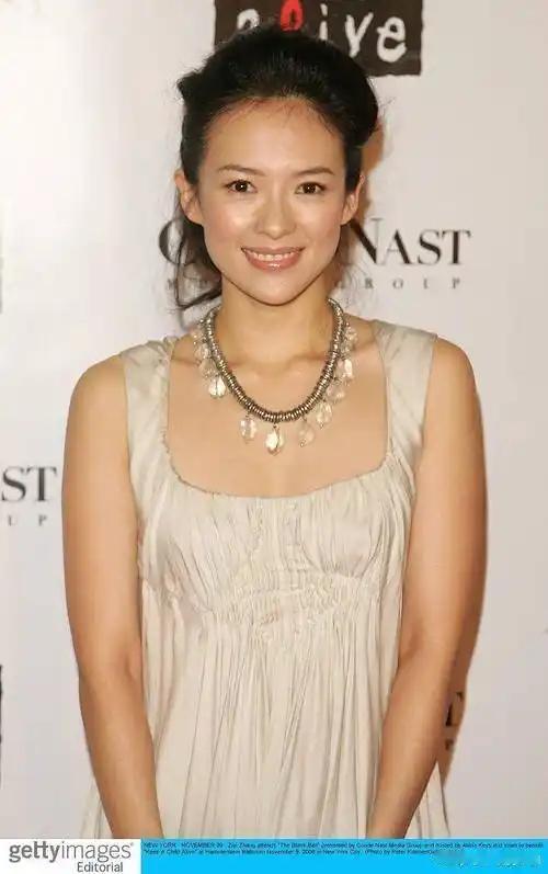 四年前，章子怡悄悄掏出230万，没人知道她在干什么。 
 
四年后，3.045亿