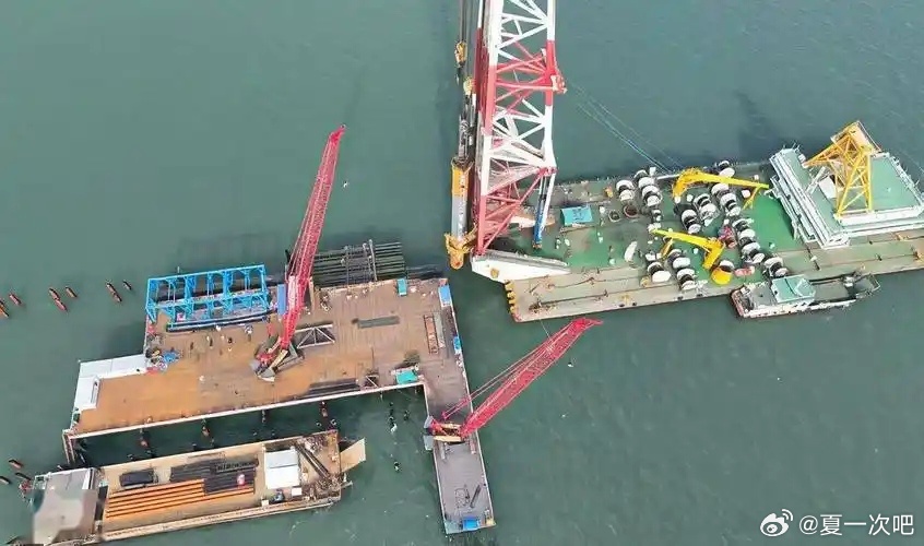 东北规模最大跨海大桥取得重大突破！1月8日，在黄海海域，随着最后一段桥面结构精准