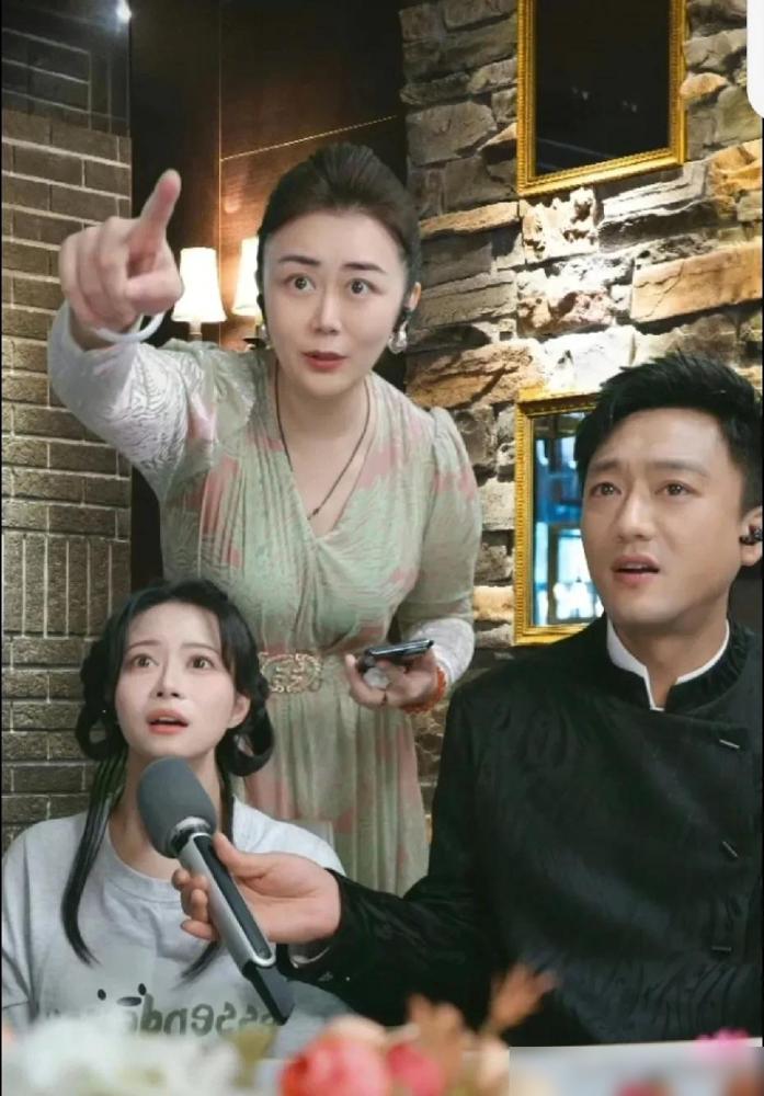 家人们谁懂啊！最近追力饼媛直播发现个特真实的反差——二饼总盯着在线人数涨没涨，孙