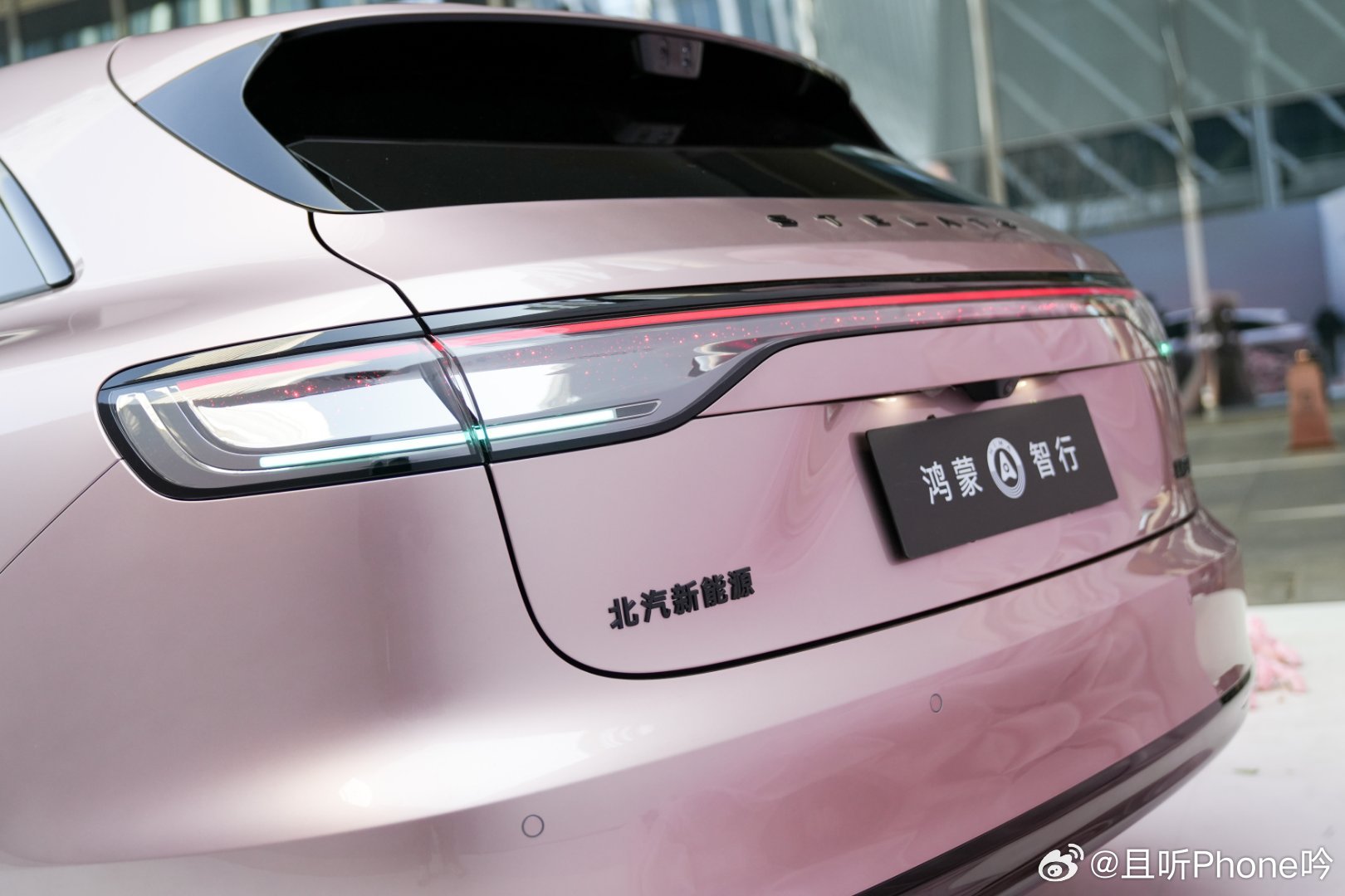 享界粉白新车色亮相北京时装周现场放送！享界S9T星玫粉、享界S9月绒白，还有全新