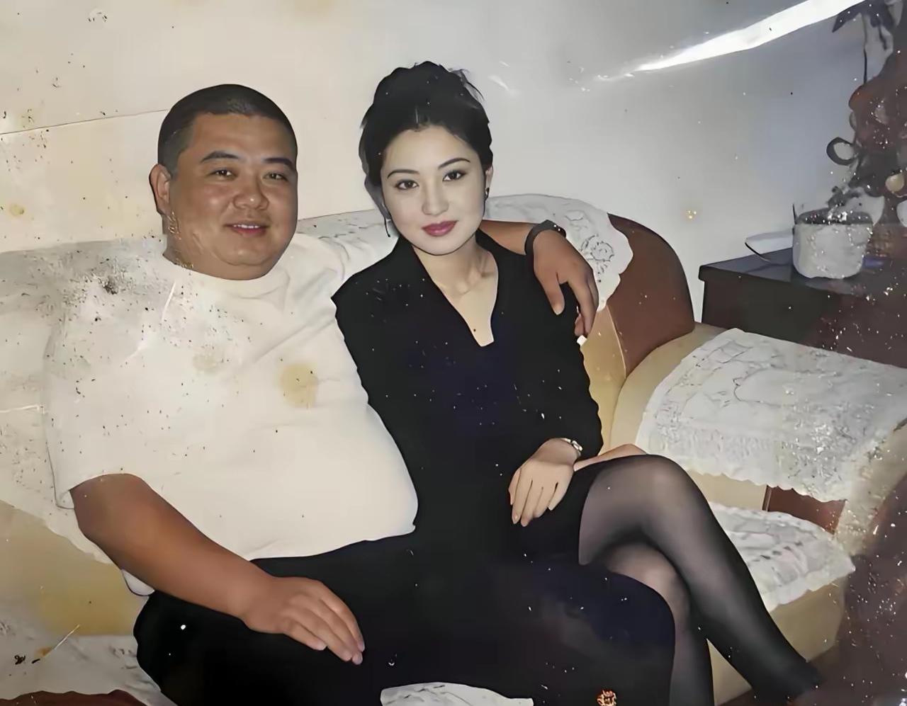 2006年，鄂尔多斯的新婚夫妻，女子很像明星，她又看上胖子啥了？
