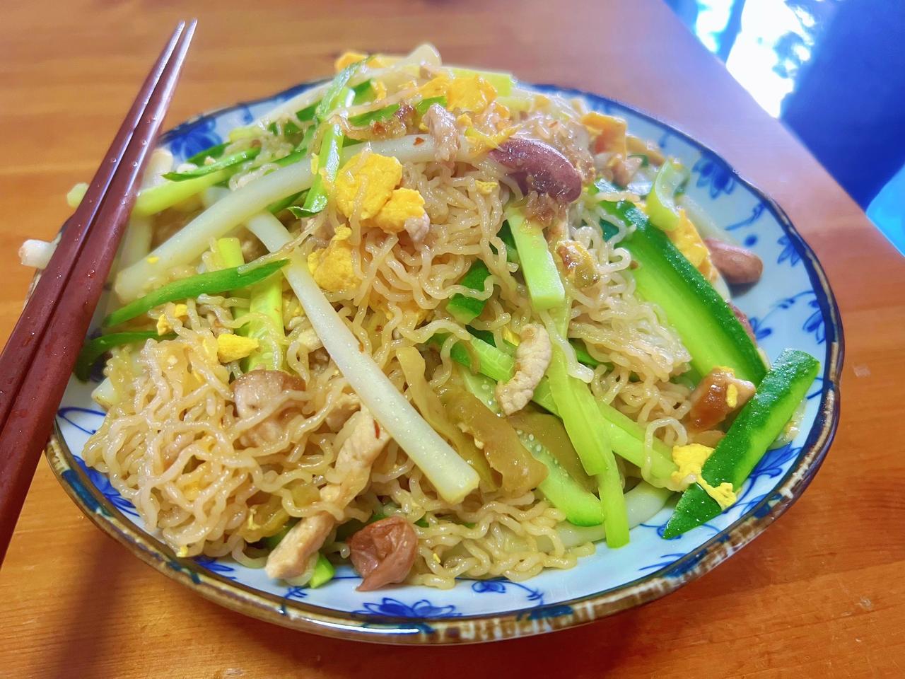 家常蒸米粉做法（双人份）

食材准备

干米粉、猪肉、鸡蛋、花生芽、水果黄瓜、榨