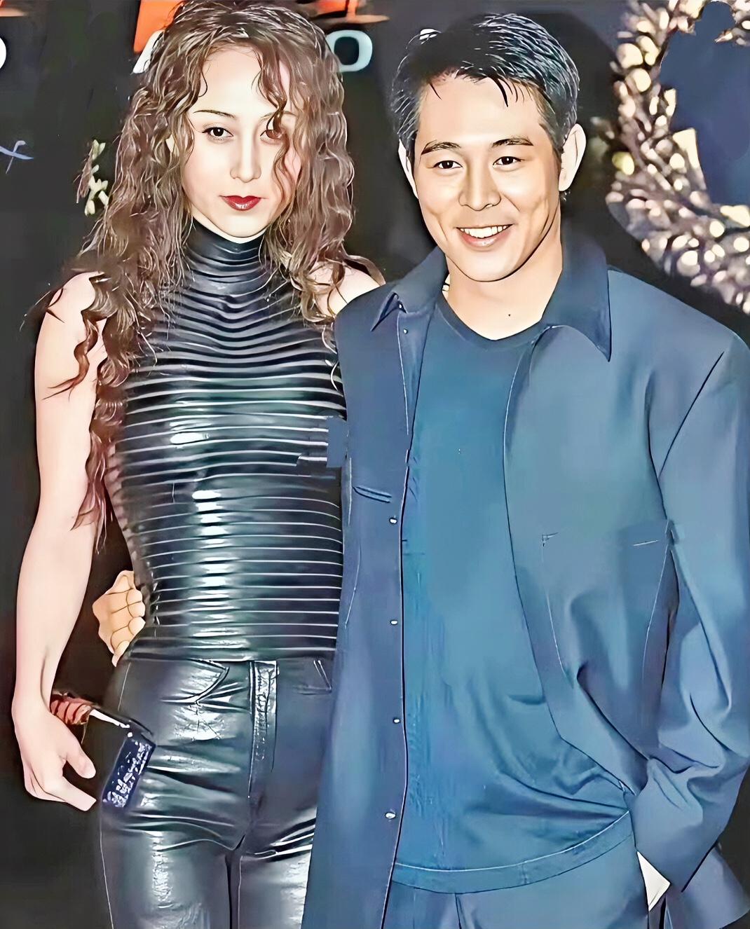 印象中的利智似乎从来没有开怀大笑过，她总是浅笑即止 ​​​ 明星 热门