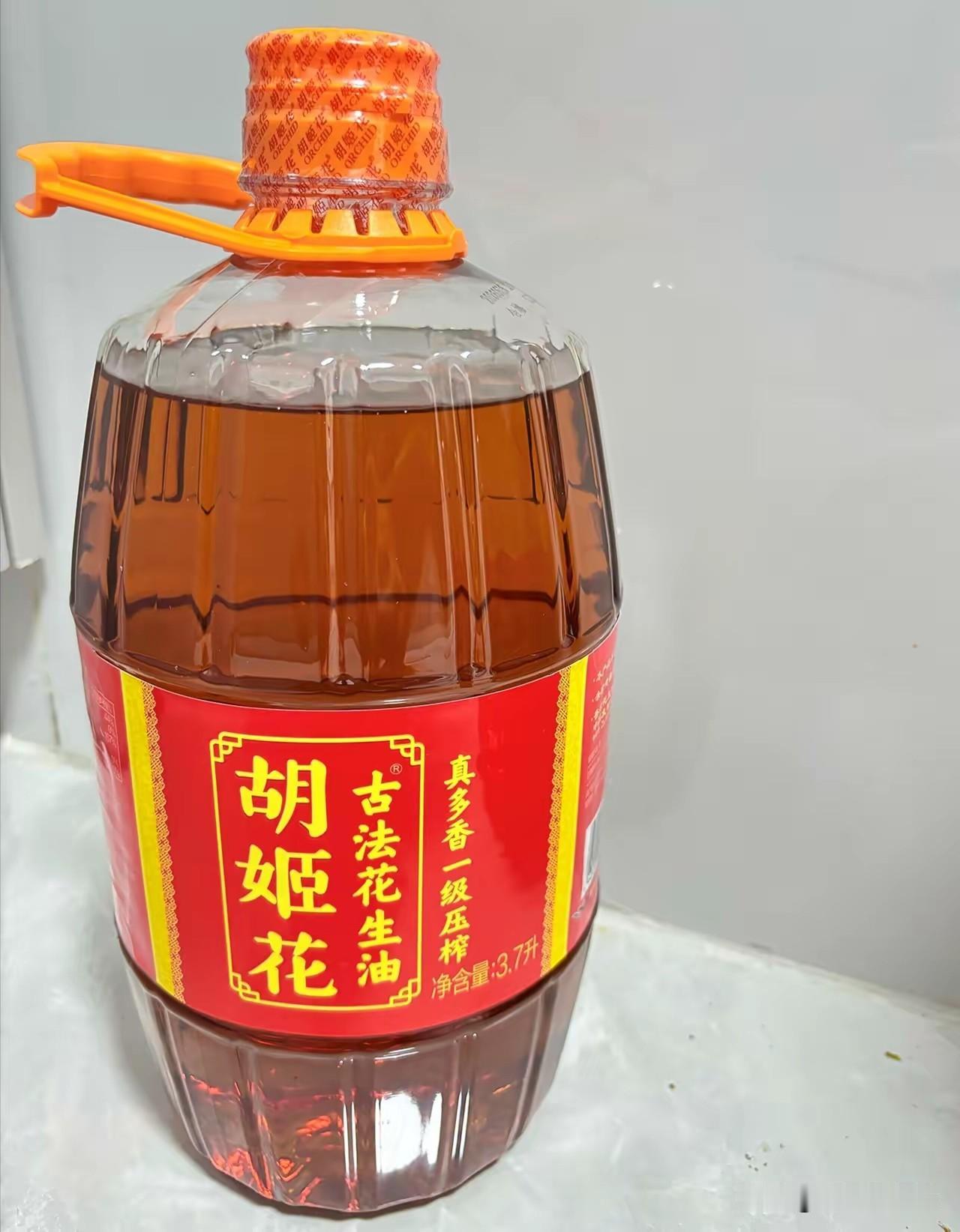 婆婆下楼扔垃圾，居然提回来一桶花生油。她说垃圾桶边上捡的，还没有开封，我们可以吃