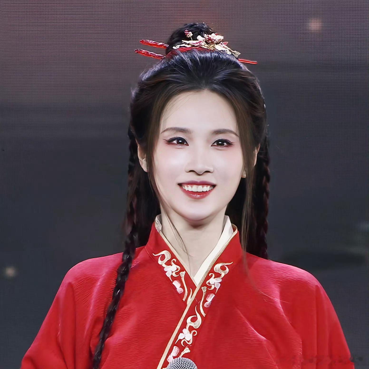 张慧雯在绍兴美成画中人了很难得见到人和古城如此适配，张慧雯在绍兴的画面太治愈。褪