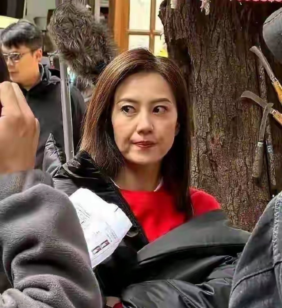 高圆圆真实近拍照好吓人啊，法令纹特别明显，脸部下垂严重 