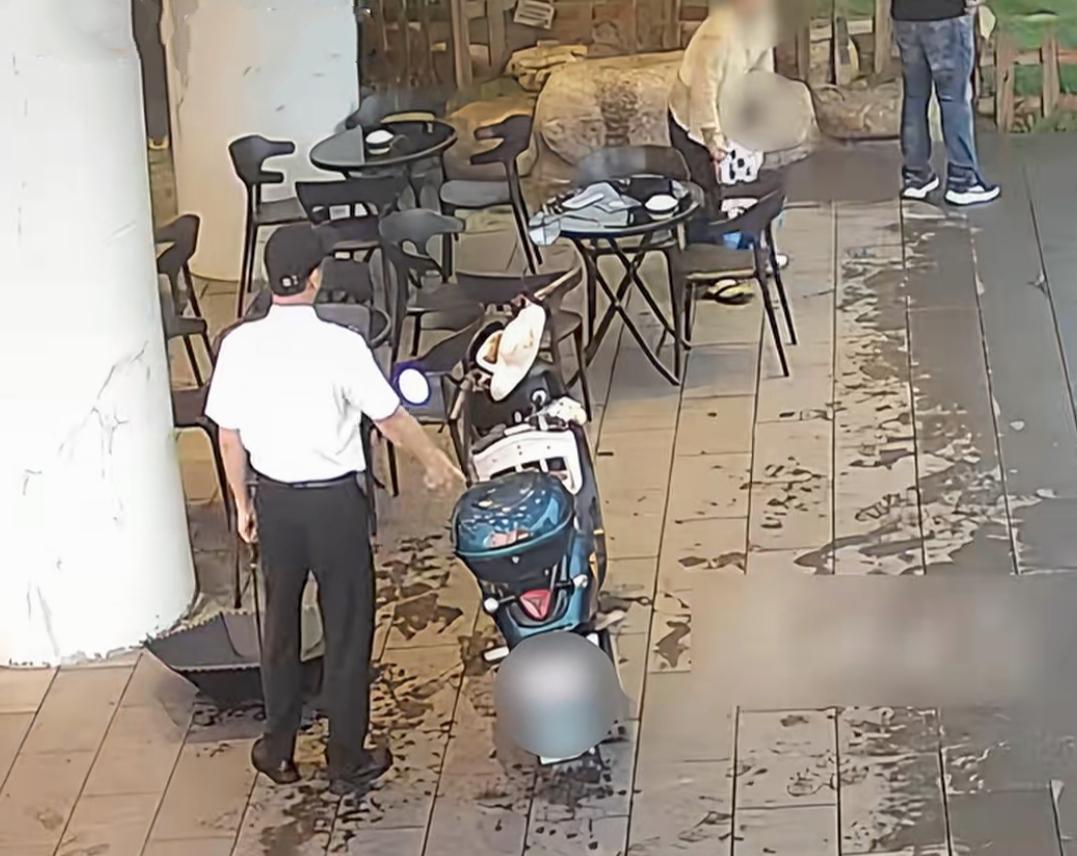 顺德渔村保安驱赶避雨母子，出现重大反转！

若不是关乎企业生死存亡，估计他们不会