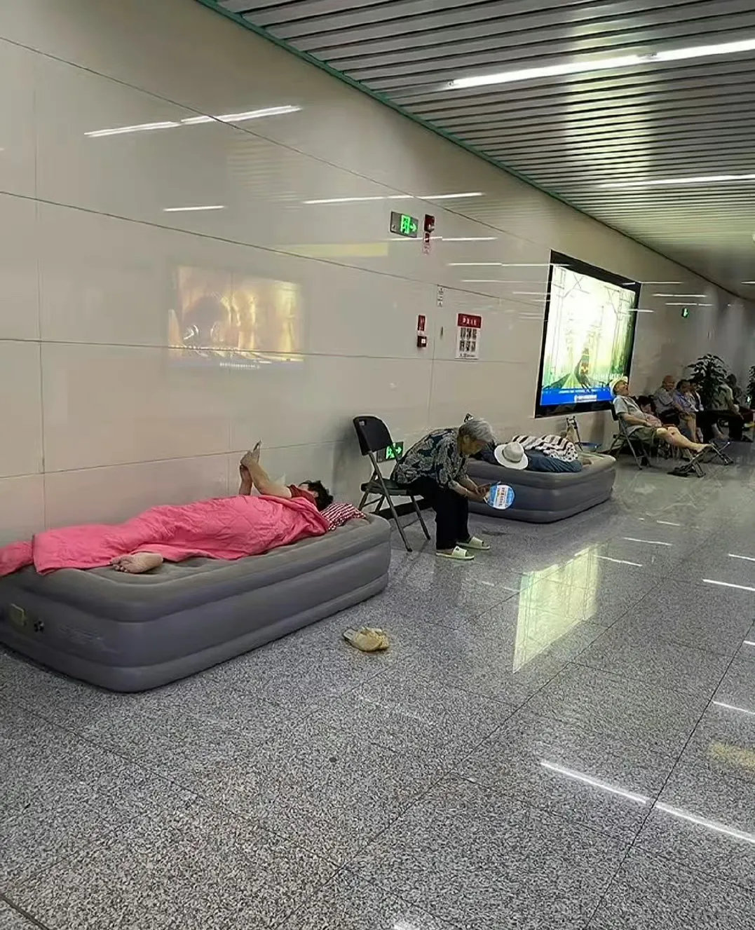 绝了，为了蹭空调……