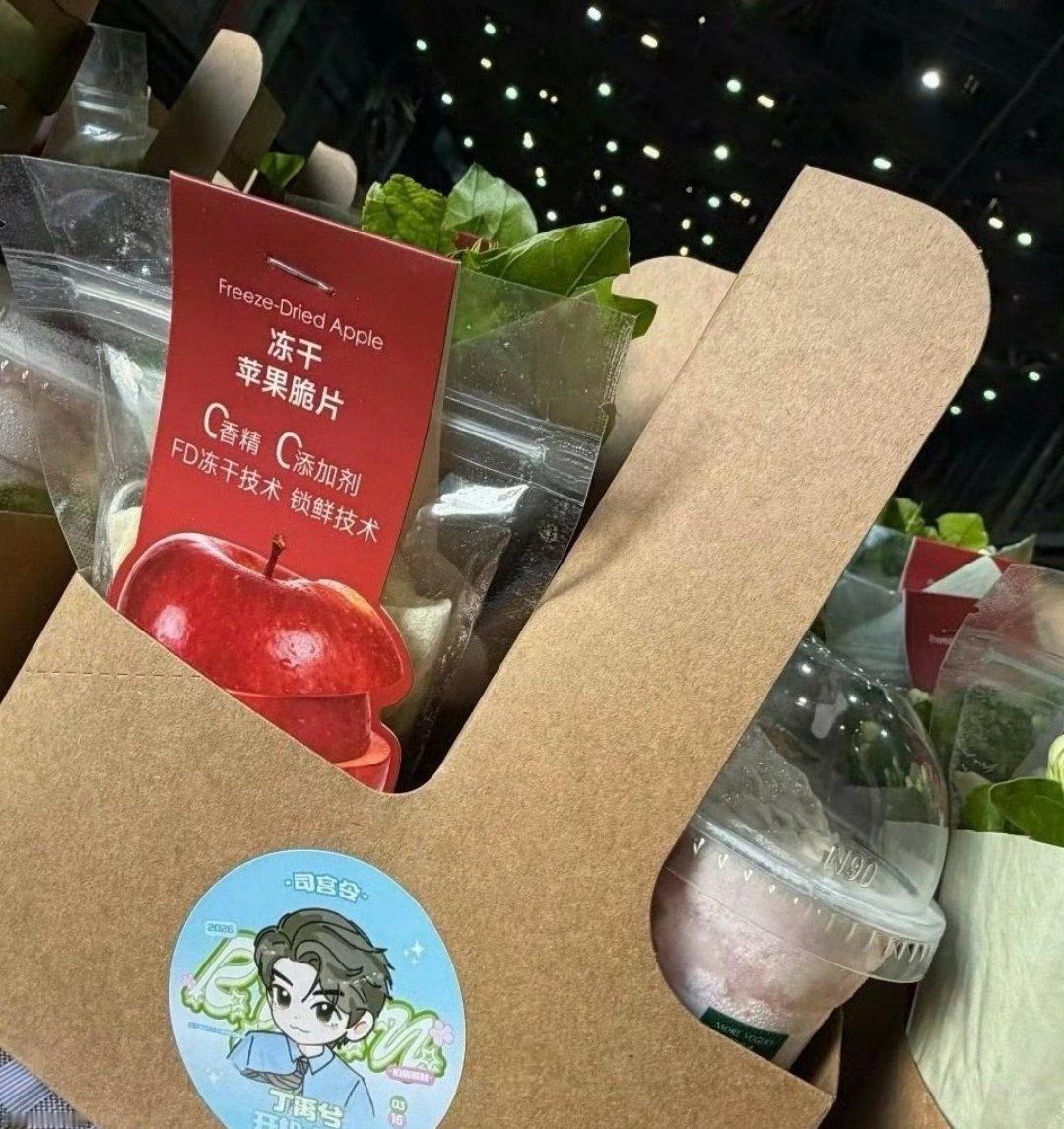 丁禹兮请《司宫令》剧组喝奶茶，好羡慕啊！又开始大方了帅哥 