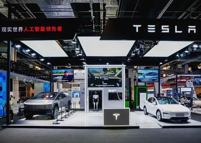 特斯拉亮相2025世界人工智能大会：展台人山人海围观人工智能科技作为现实人工智能