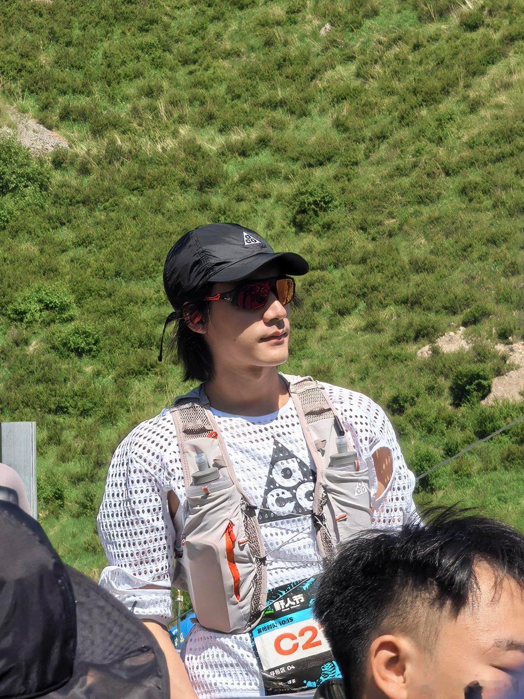 偶遇此沙素颜越野有人在崇礼偶遇此沙参加越野赛，十一度的天气他居然只穿了条短裤。大