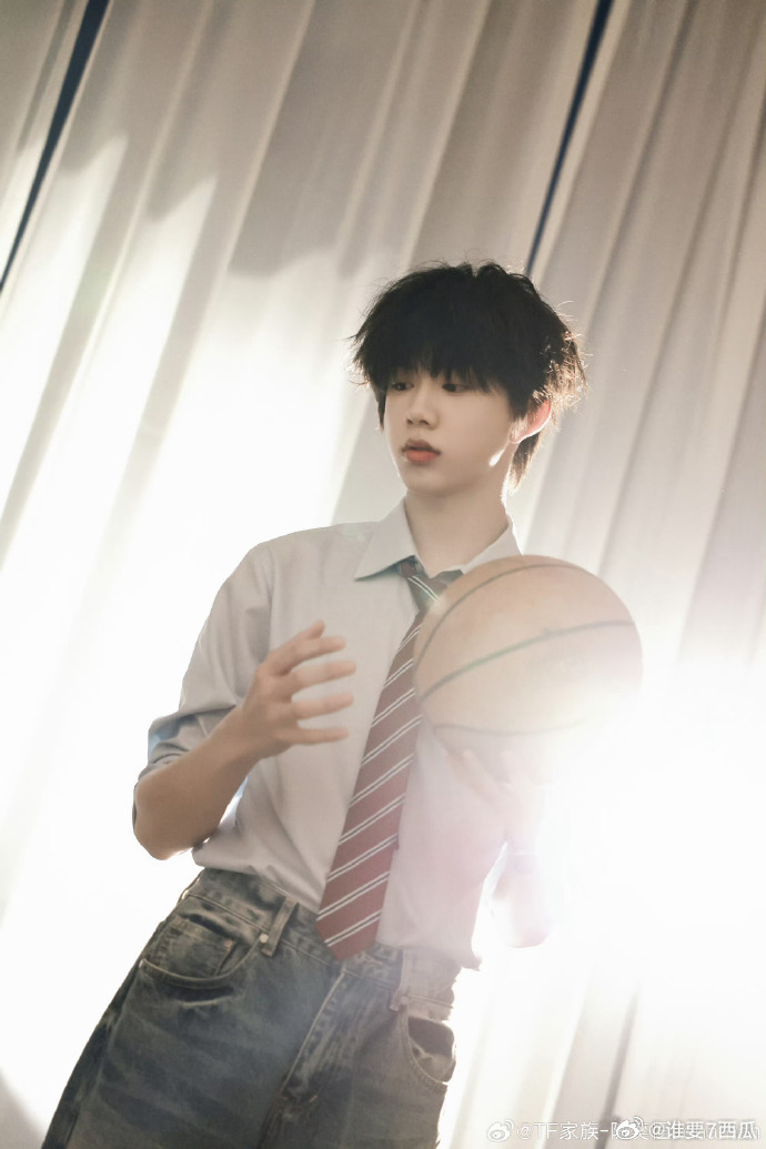 陈奕恒新剧海报陈奕恒林清源学长的留言开机就放海报，诚意满满，坐等陈奕恒带来不一样