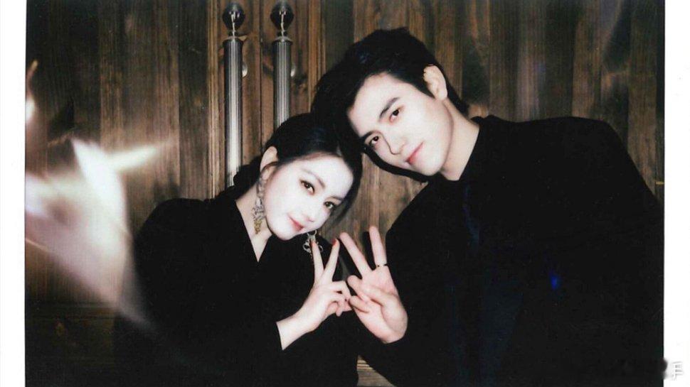 捕获热巴、陈飞宇《白日提灯》拍立得～两人黑衫同框，豪门贵气感溢出屏幕啦 