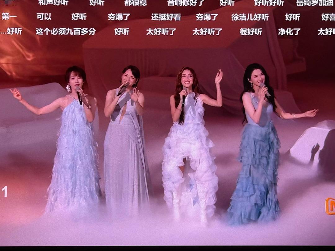 雨爱太好听了雨爱 这才是全开麦弹幕全在夸李心洁、徐洁儿、谢楠、陈凯琳《雨爱》，今