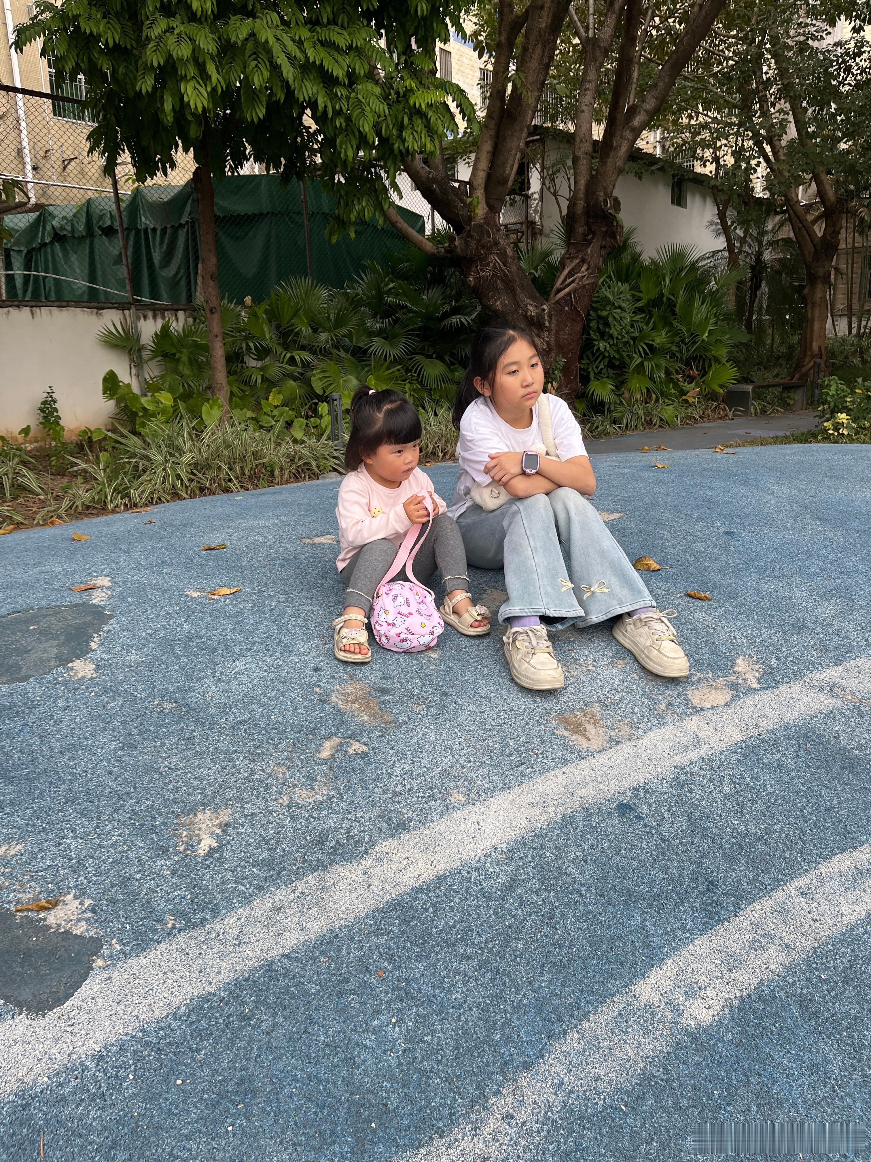 吃饱饭，说要来公园玩，今天好热，可以穿短袖。老大说要去沃尔玛，我说不行，人家在装