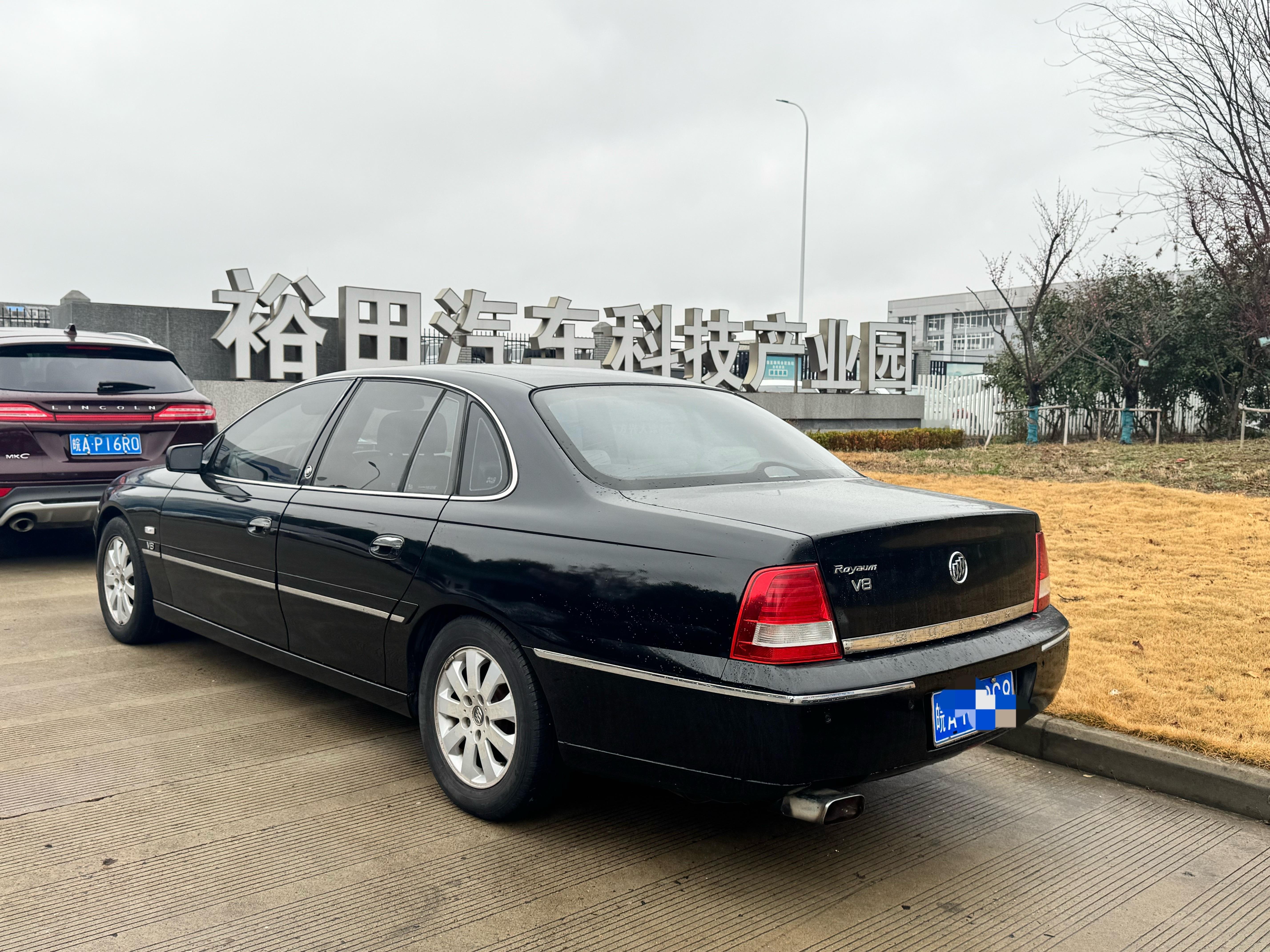 别克荣御！V6的发动机，整个外观设计还是非常颜值在线的！车长接近5.2米，类似雪