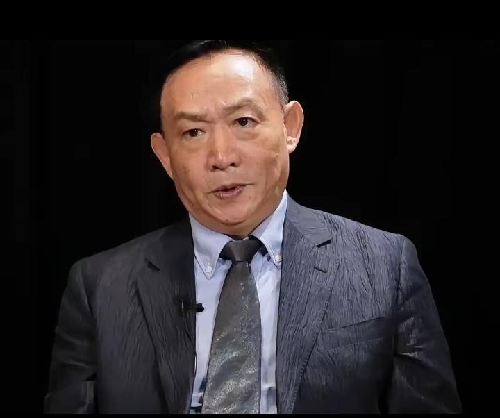卢麒元说，国内砸了天文数字的社科研究经费，养着百万研究大军，到头来连一套能真刀真