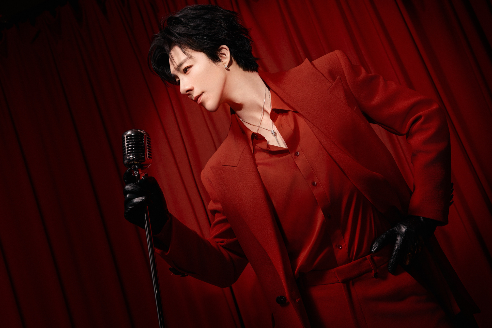 刘宇宁攻击春晚大厅天花板刘宇宁玩嗨了直接把玩偶扔到天花板，这臂力也是没谁了！妥妥