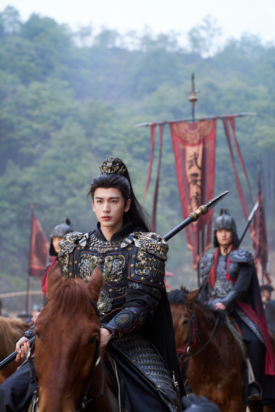 张凌赫田曦薇在喵娲娲评论区团建 谁还没看《逐玉》我都会伤心的OK？剧本身质感在线