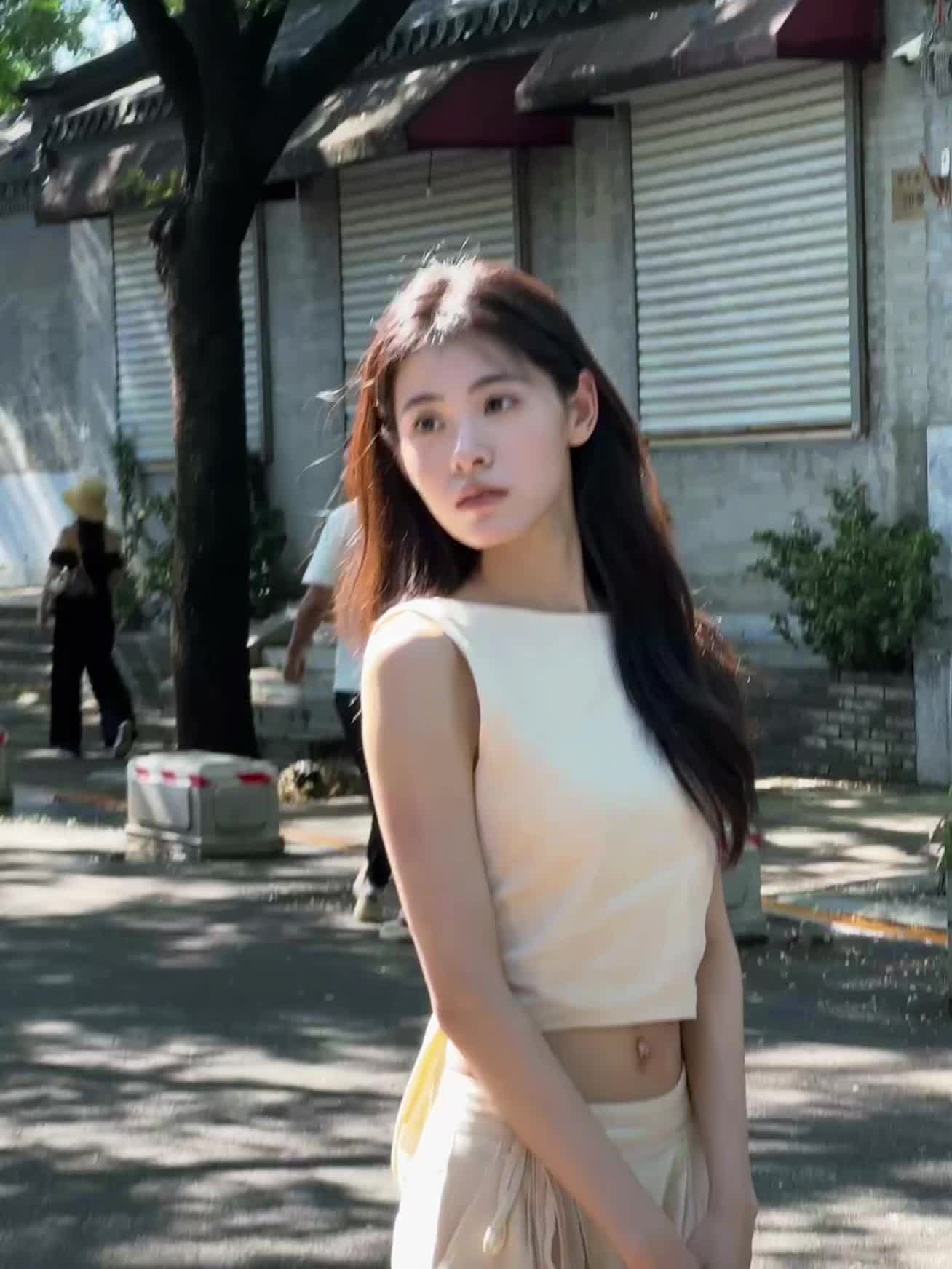 崎岖不平的脸部轮廓 凸起的痘痘 不够修长的脖子 有点塌的颅顶 笑起来有...
