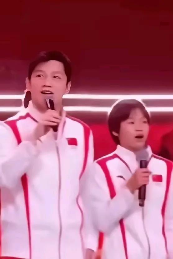 全红婵唱《大中国》，本来是合唱音响师把她的麦调到最大声成了她的独唱，全程只听到她