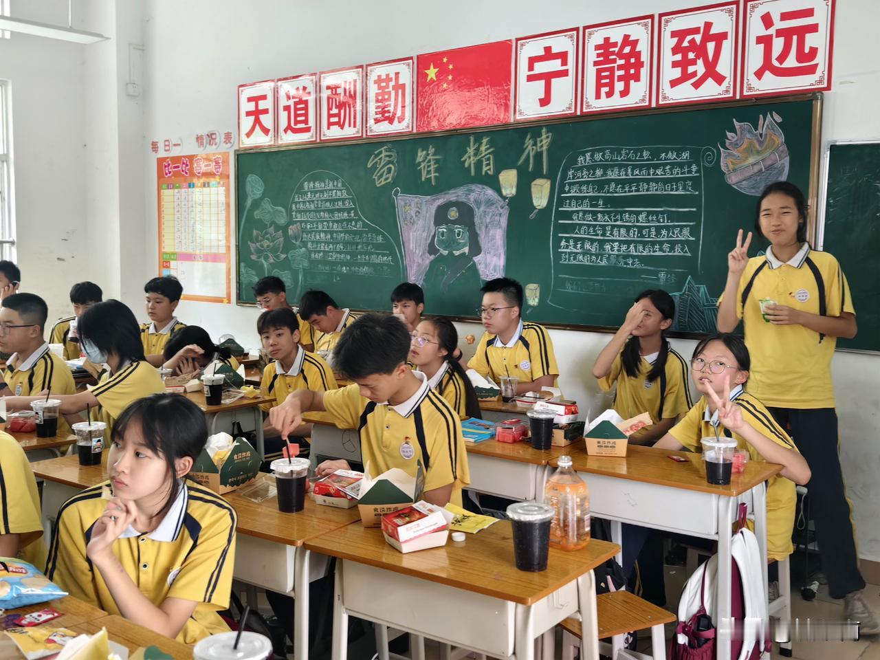 《笼中赋》这篇骈文写得极有韵味，将人生困境与自由追求刻画得入木三分。让我试着用现