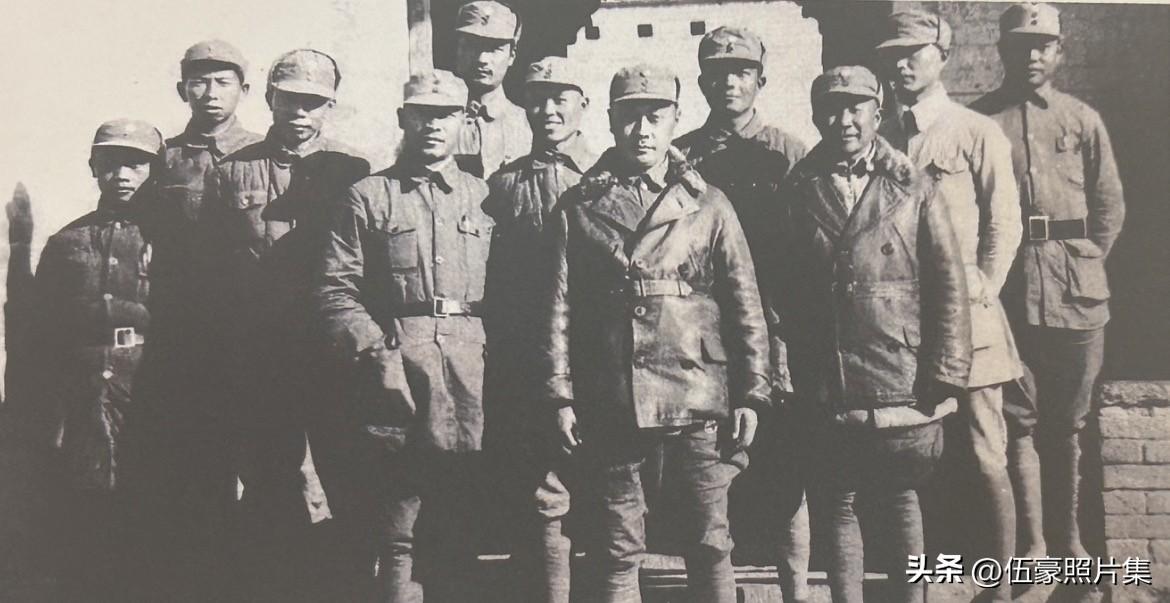 1941年1月6日，皖南事变突发后，军委发布命令，重建新四军军部，任命陈毅为新四