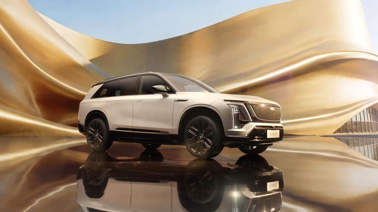 凯迪拉克凯威德来了，46.88万起，随口聊两句感受。
全尺寸纯电SUV本来就没几