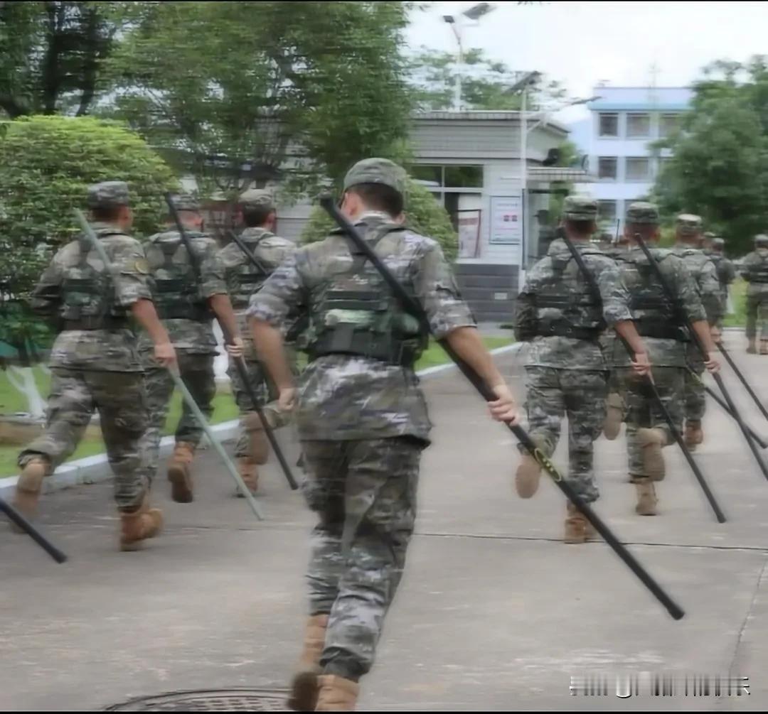 可以确定，我兔的步兵班步枪都配不齐。甚至可以说一个排（如图一半个排出镜，没有一把