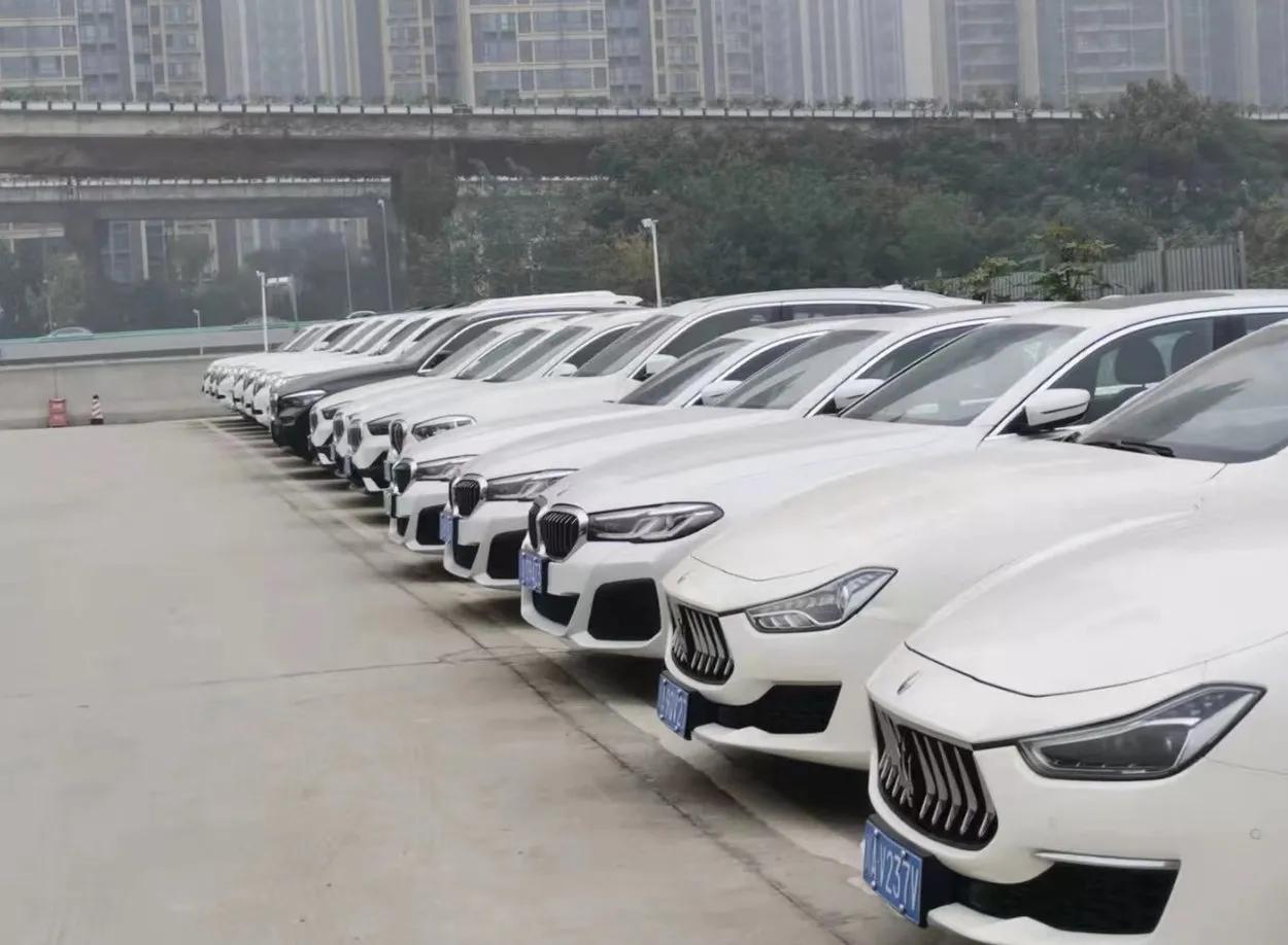 自驾出行，奈何有证无车。数据显示，国庆期间，国内旅游出游人数8.26亿人次，而自