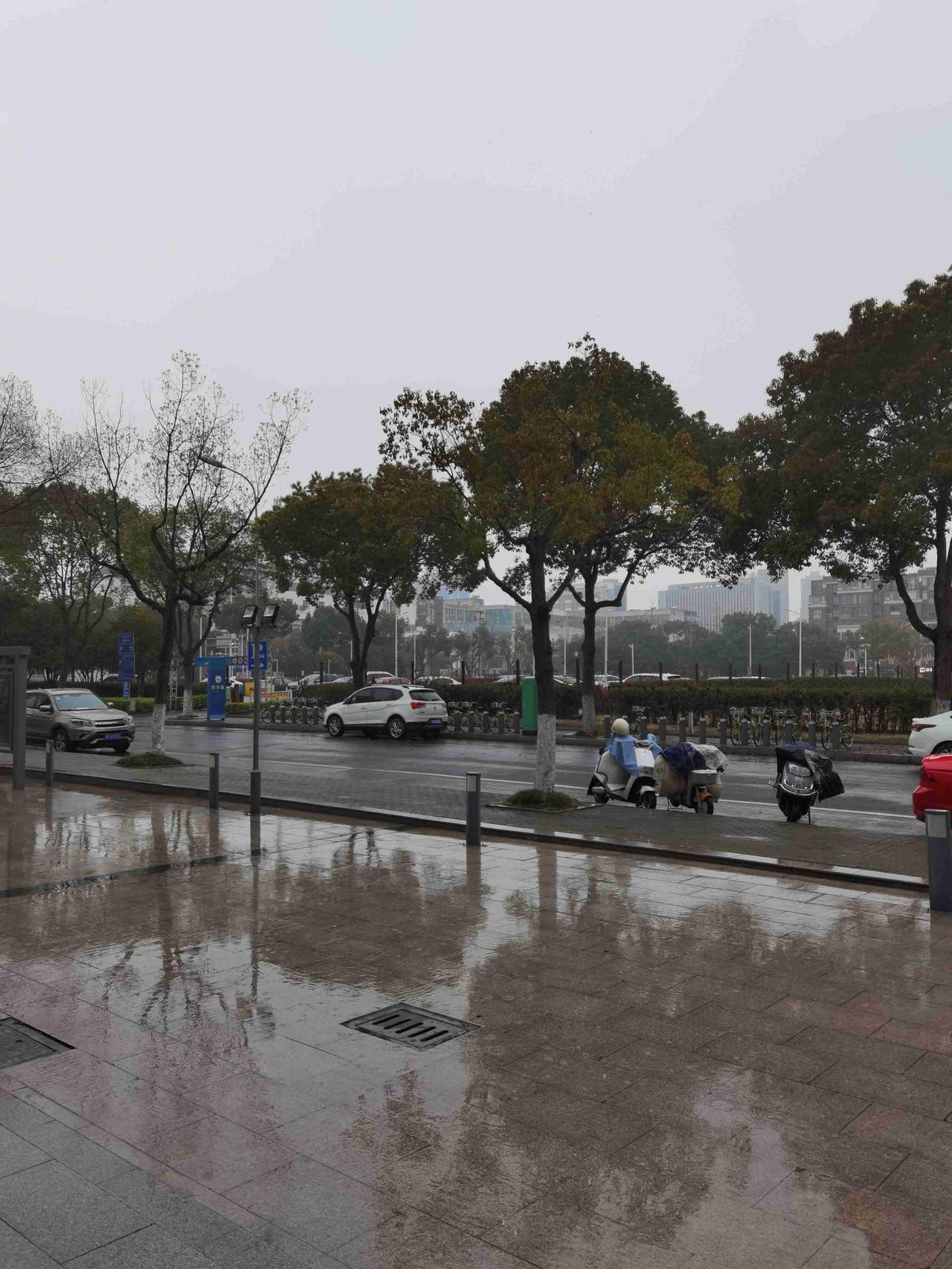 我的今日状态：💪🏻充满干劲
我这里的天气：🌧下雨

今天周二，外面下着雨，