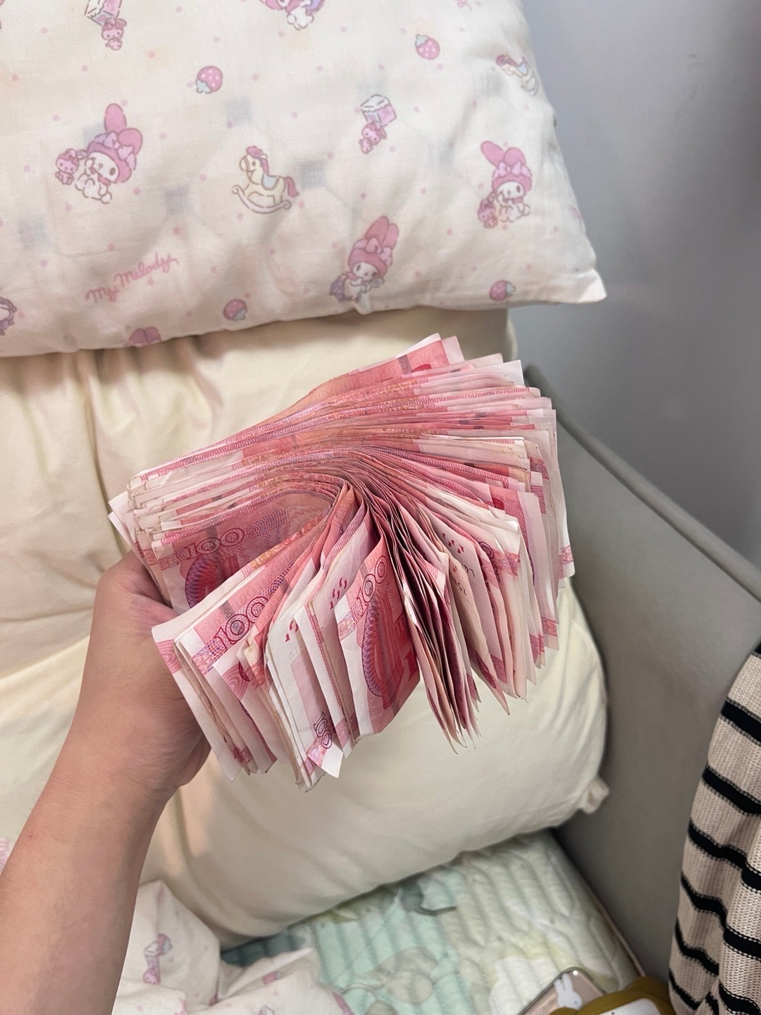 收拾完行李之后数了下暑假在家上班赚的米，背景音乐唱的可太对味了哈哈哈哈哈哈哈哈哈