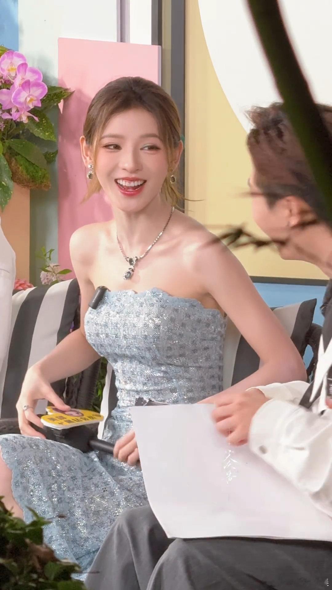 网友在上海和张予曦一起吃饭张予曦春日造型氛围感拉满 天呐噜！网友在上海和张予曦一