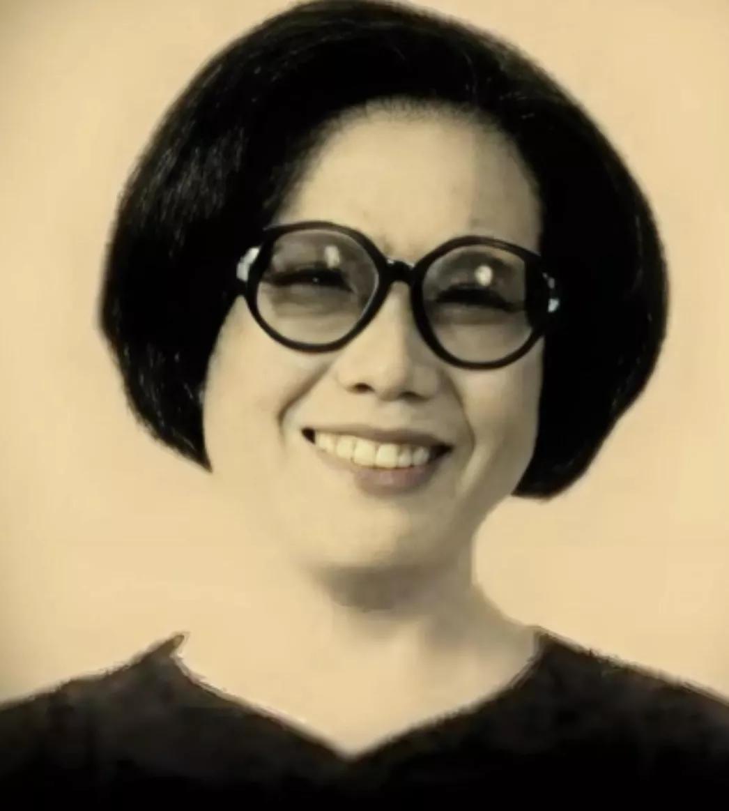1942 年，著名女作家沉樱正怀 3 胎时，得知丈夫把全部家当了 3 万块，拿去