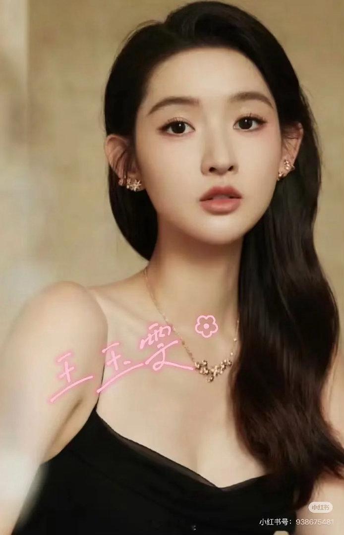 真的get不到她漂亮，但也不觉得她丑，就是很奇怪的长相… 