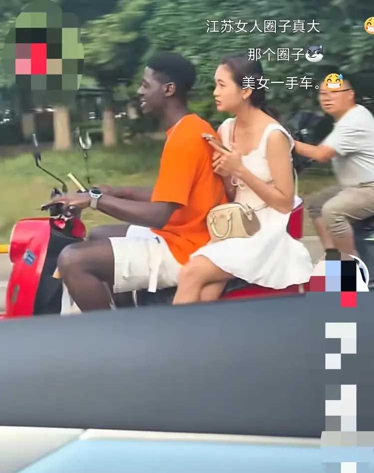 黄毛换小黑，
仙女乐陶陶。
虽说都是作，
感受不同调。
还是那电驴，
肤色定低高